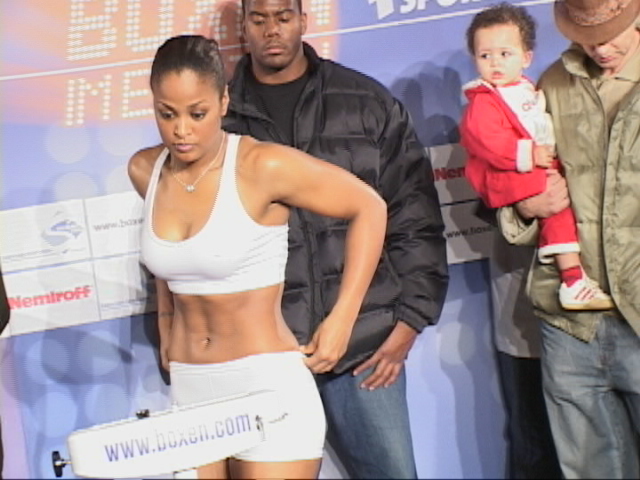 Laila Ali 6-Pack abs at Berlin weighin.jpG
