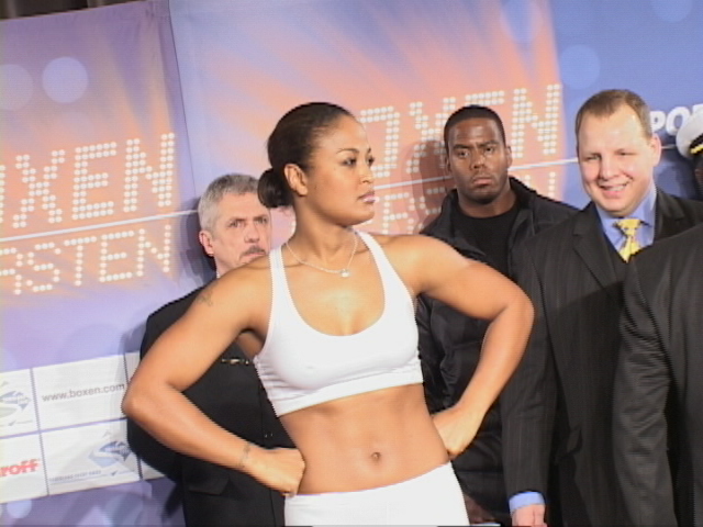 Laila She Bee Stingin Ali at Ali vs Sandell Berlin.JPG
