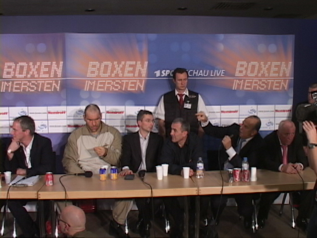 Promoter Wilfried Sauerland disagrees with Stonie at postfight presser in Berlin.JPG