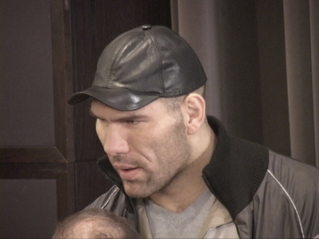 Nikolai Valuev greets media at weighin Berlin.jpG